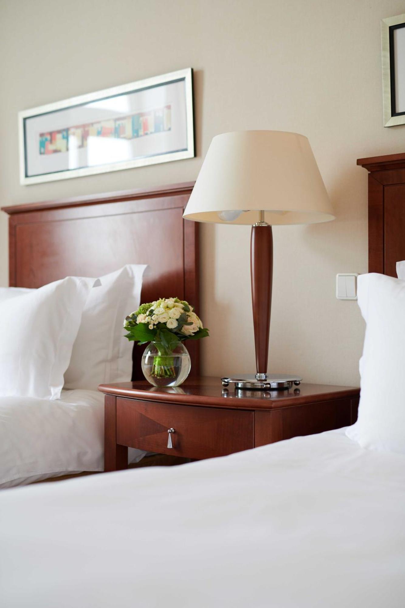 Corinthia Budapest Exterior photo A bedside table